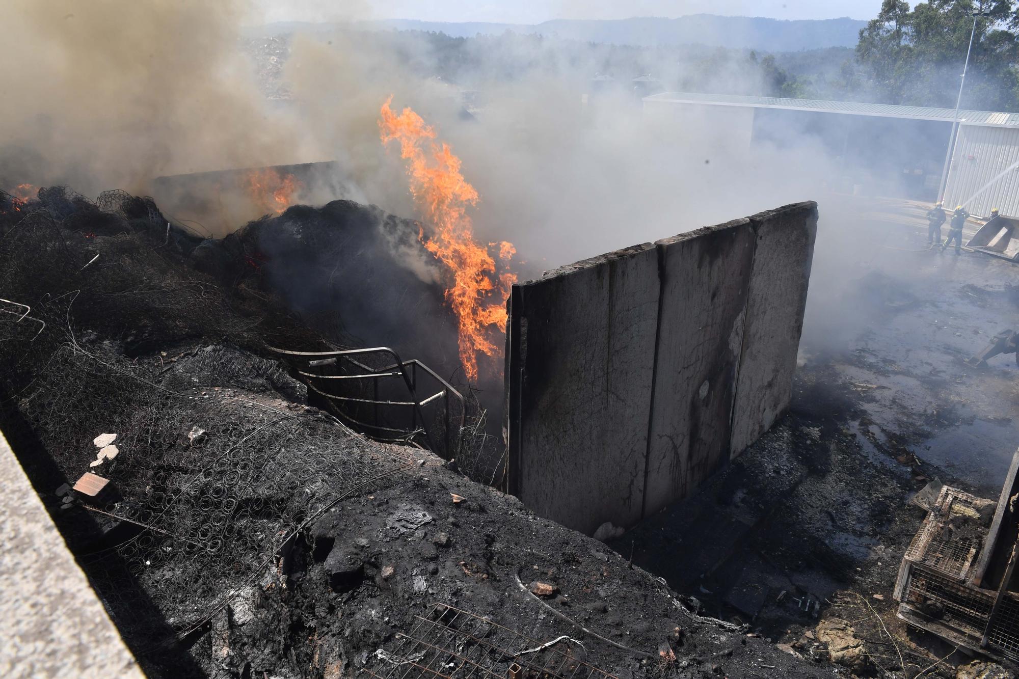Incendio en la planta de reciclaje de Gestán en Santa Icía, en Morás