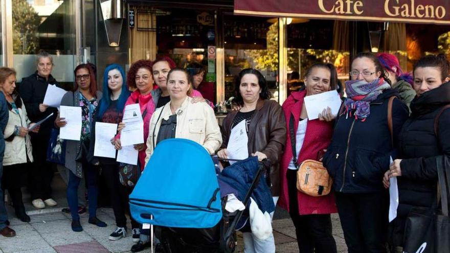 Un grupo de mujeres, ayer, ante la sede de FCC.