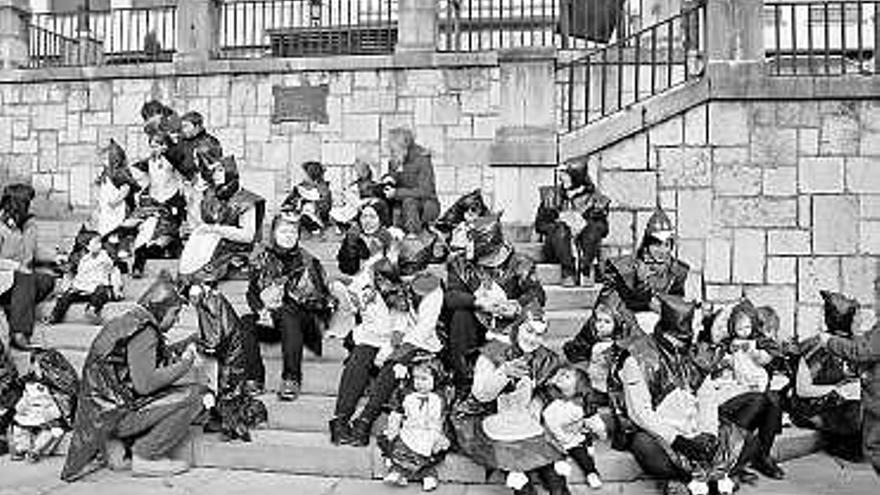 Los bebés, con los padres y las educadoras, en la plaza Manuel Uría de Nava.