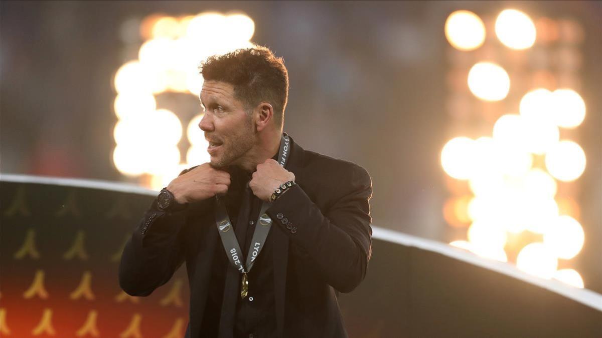 Simeone, que vio la final desde un palco, festeja el título con su medalla de ganador.