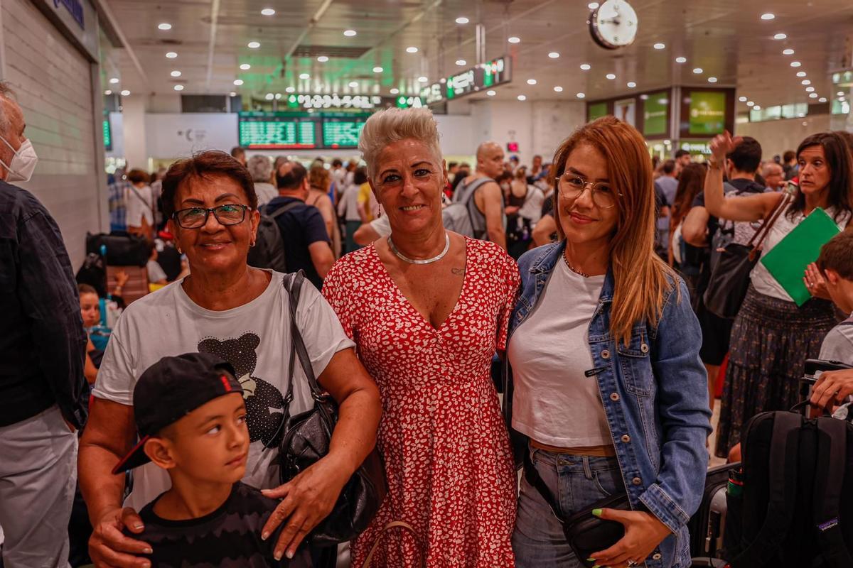 Familia de Mariana Pérez viajando a Extremadura de vacaciones. Llevan desde las 6 de la mañana en Sants esperando