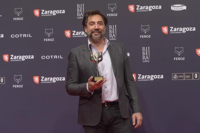 Javier Bardem posa con su Premio Feroz 2022 al mejor actor protagonisa de cine en la gala IX edición de los Premios Feroz en el Auditorio de Zaragoza, a 29 de enero de 2022, en Zaragoza, Aragón (España).