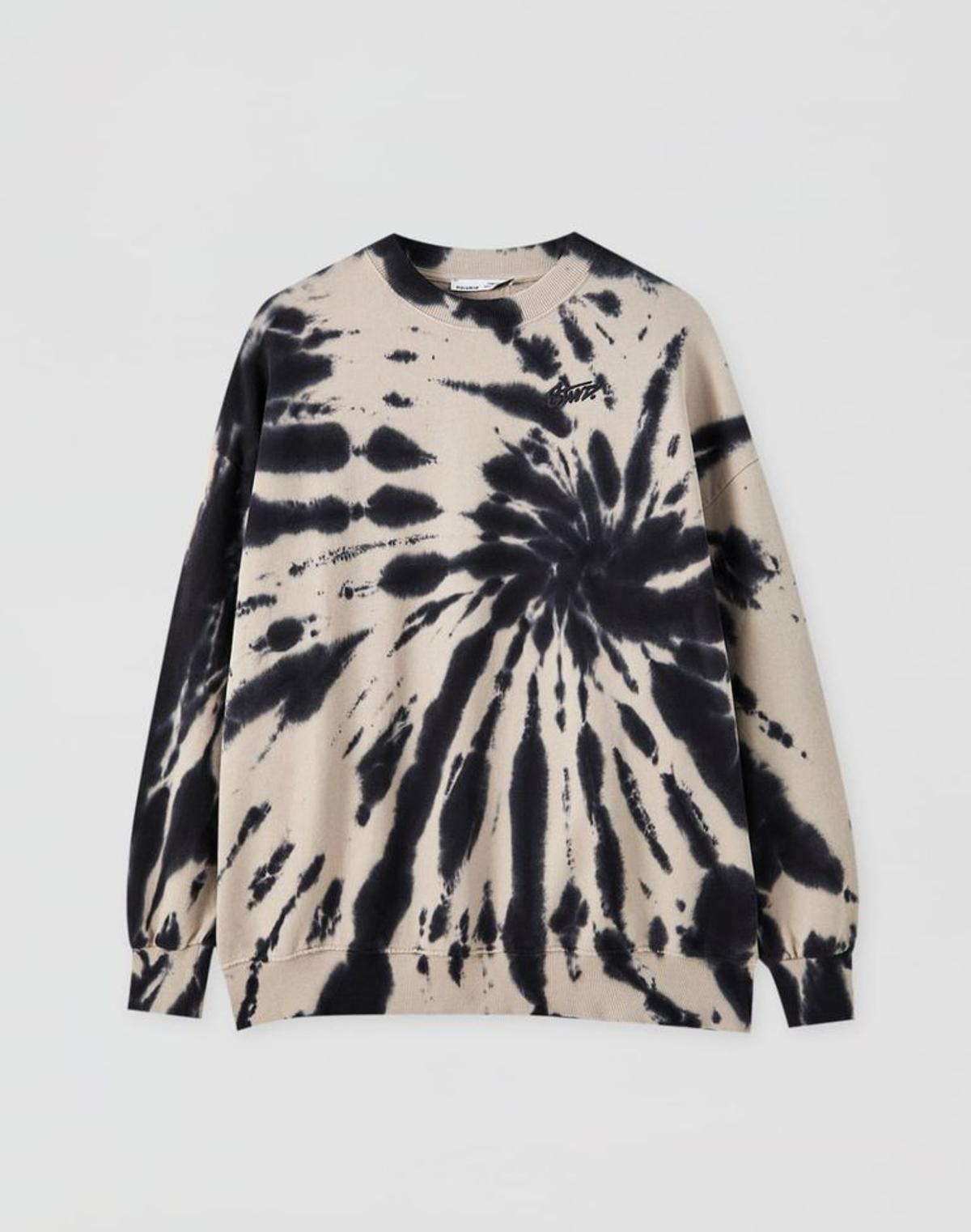 Sudadera de Pull&amp;Bear con tie-dye en espiral. (Precio: 29,99 euros)