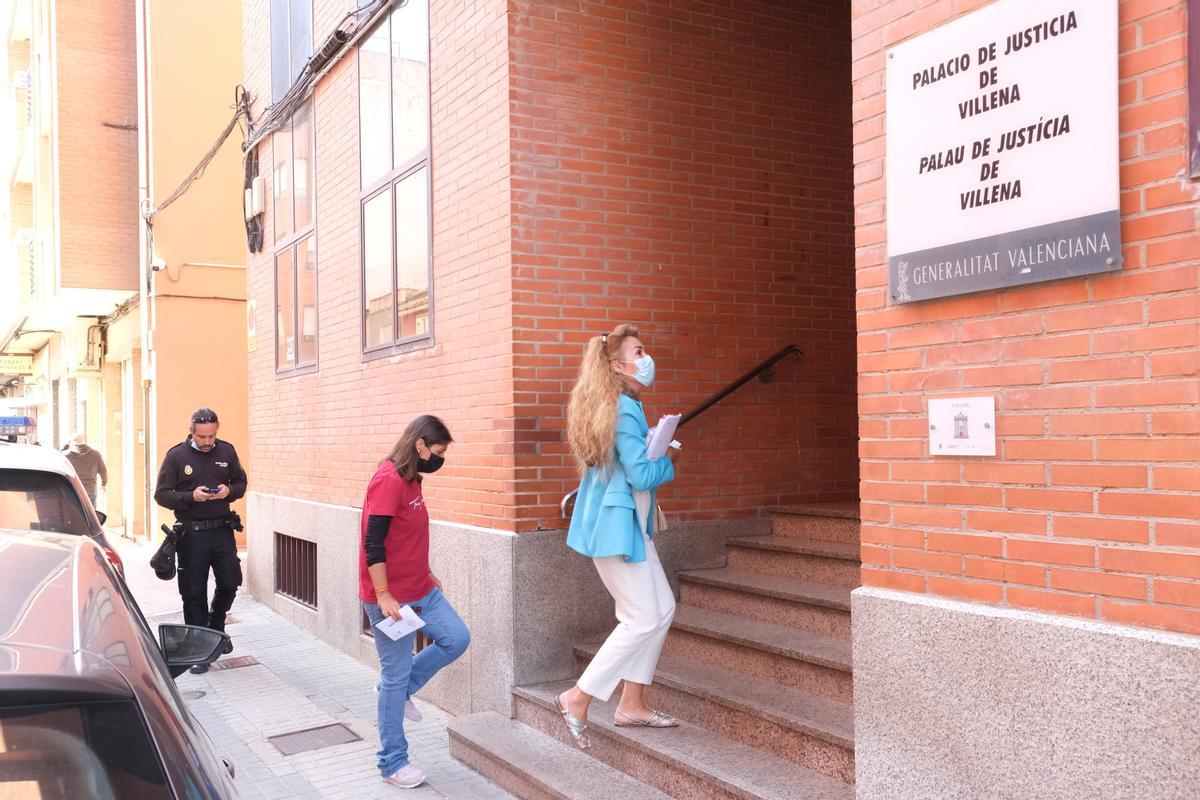 La exsubdirectora de la cárcel, a la izquierda, entrando con su abogada al Palacio de Justicia de Villena.