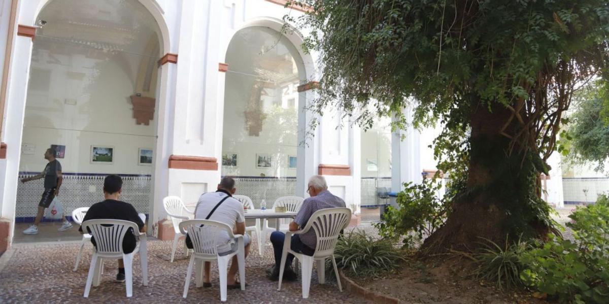 Usuarios de la casa de acogida de Campo Madre de Dios pasan su tiempo libre en el patio común.