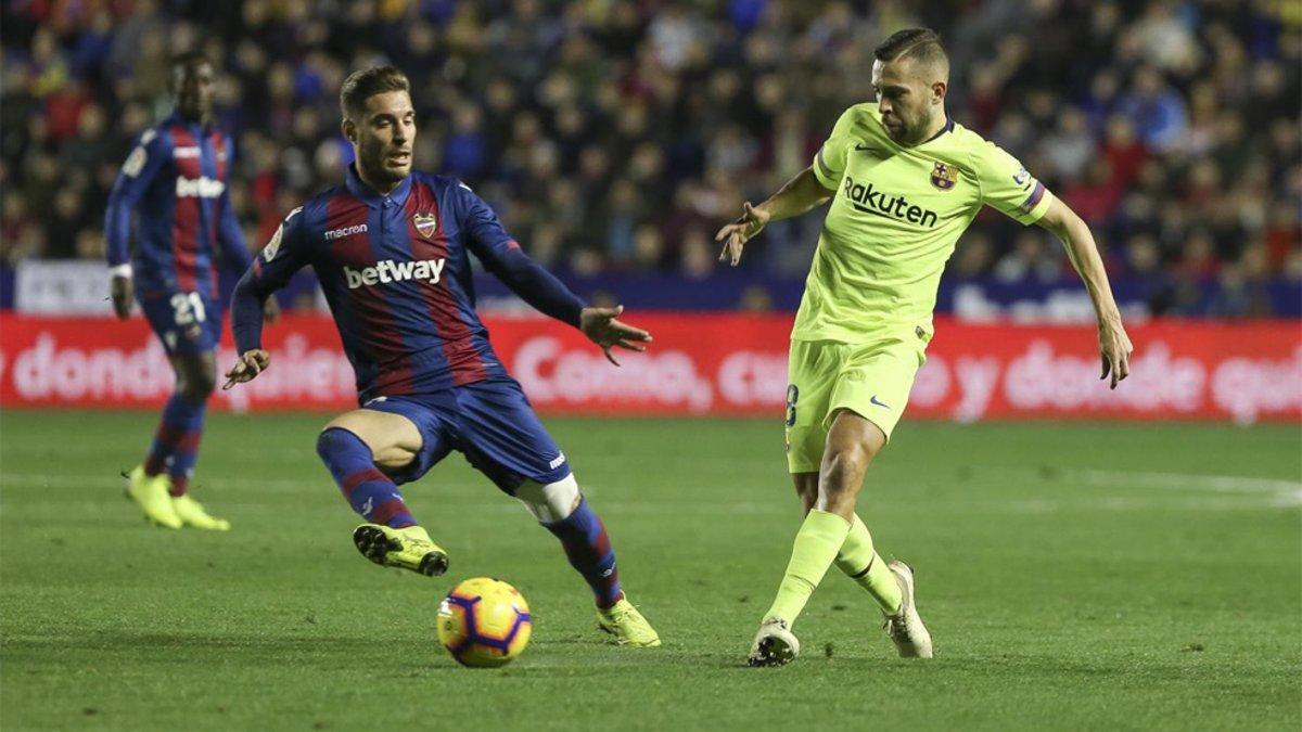 Jordi Alba en acción durante el partido del Barça contra el Levante de la Liga 2018/19 en el Camp Nou