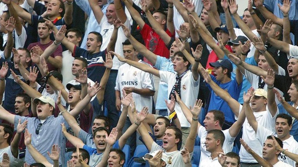 Hinchas del grupo radical de los Ultra Sur, en la grada del estadio Santiago Bernabéu