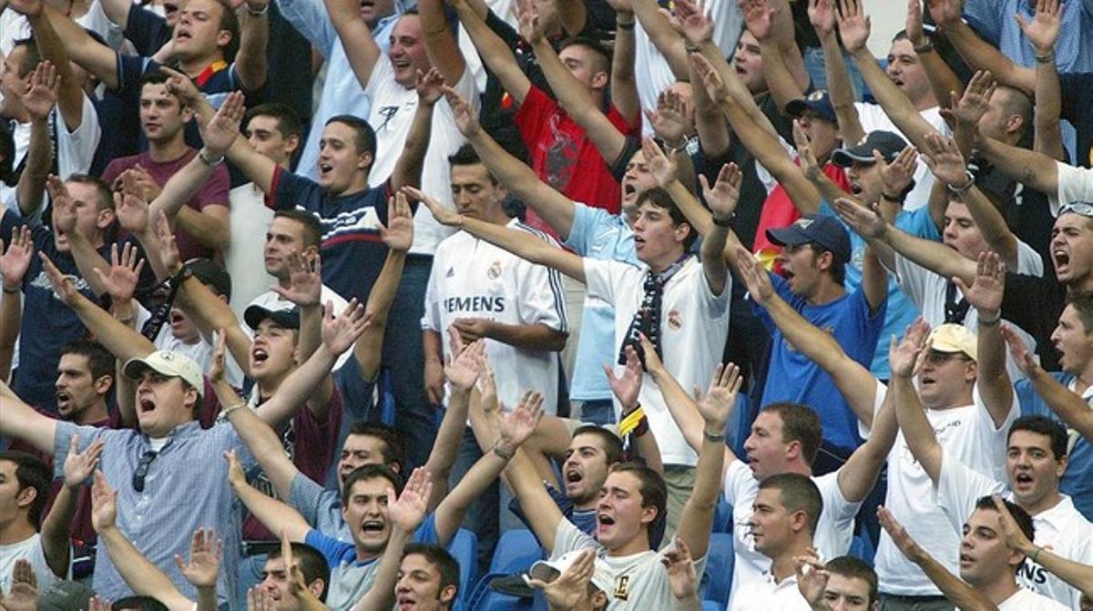 Seguidors del grup radical dels Ultra Sur, a la grada de l’estadi Santiago Bernabéu. Seguidors del grup radical dels Ultra Sur, a la grada de l’estadi Santiago Bernabéu.