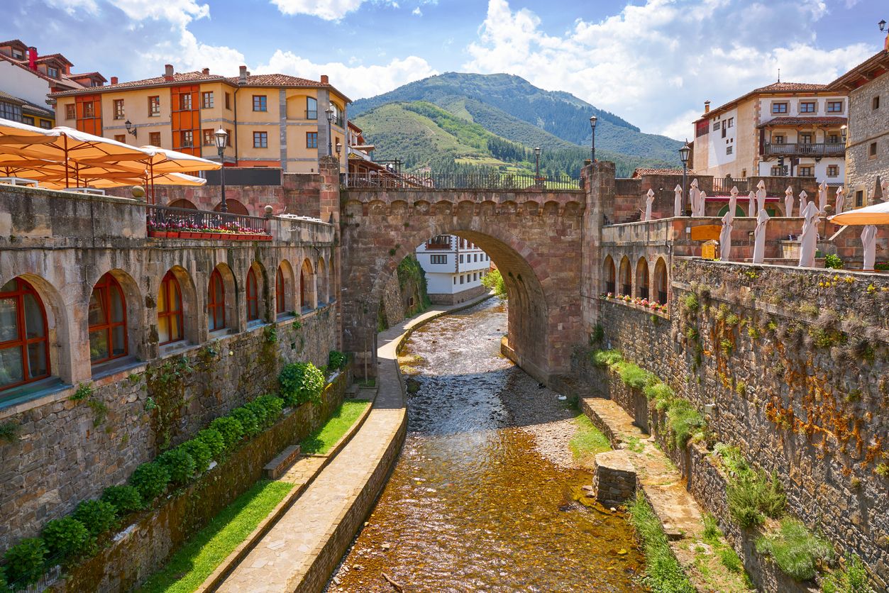 Puente en el pueblo de Potes, Cantabria
