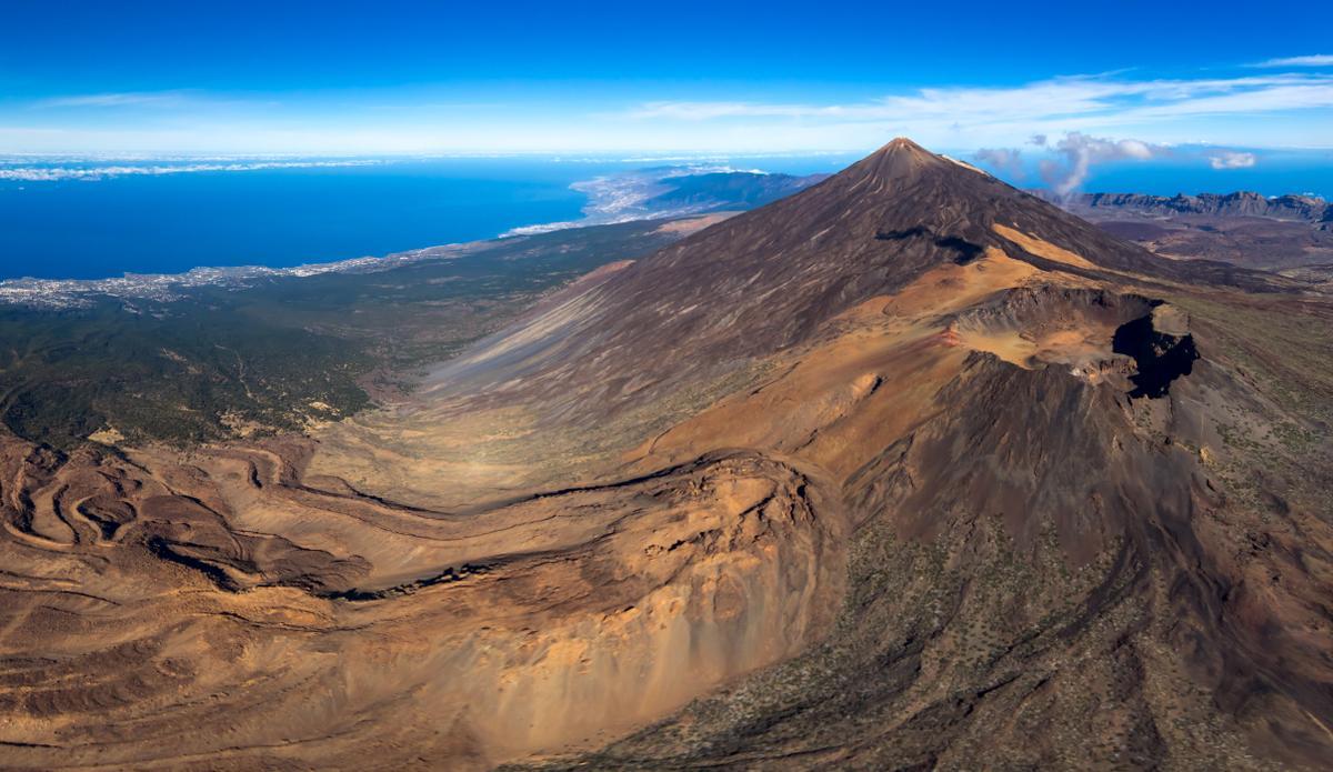 Vista aérea de Las Cañadas del  Teide, bajo la que se están registrando decenas de terremotos desde febrero.