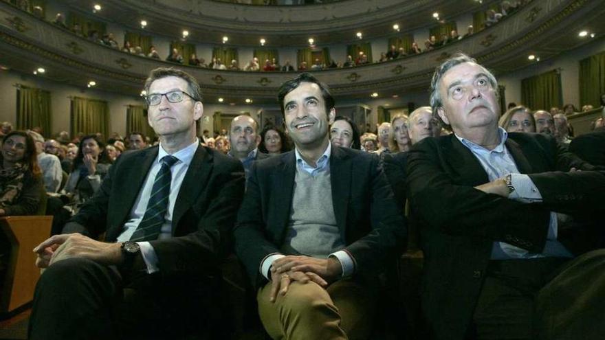 Feijóo, a la izquierda, ayer con Rey Varela y Juan Juncal, en el mitin de Ferrol.