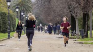 Gente entrenando al aire libre en Barcelona