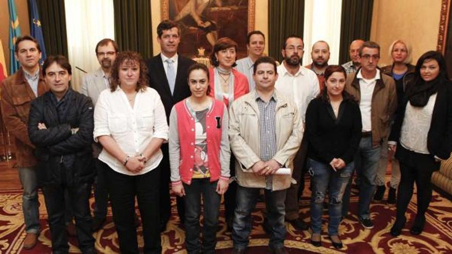 Rafael Felgueroso (con corbata) posa con los representantes de los negocios locales vinculados al proyecto «Gijón sin gluten».