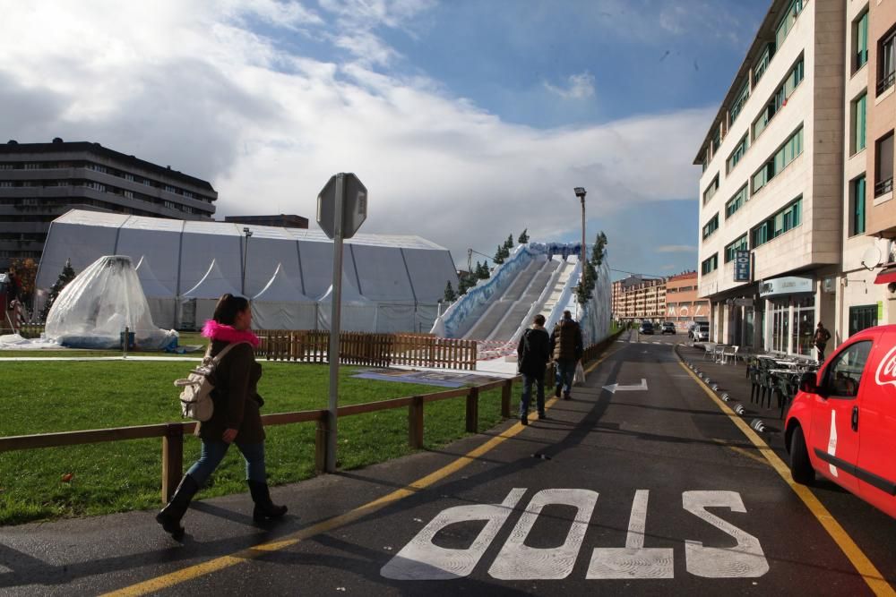 Preparativos para el mercadillo navideño y la pista de hielo en Gijón