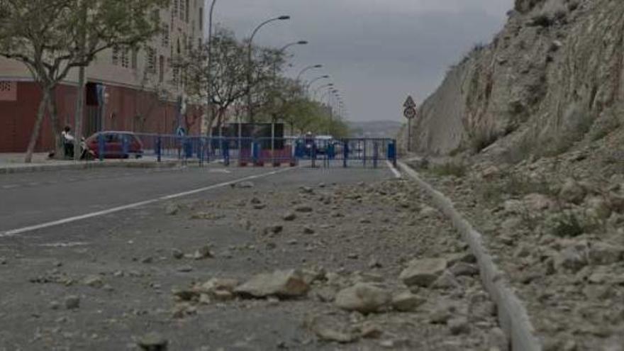 Imagen tomada ayer en la zona, que sigue llena de piedras tras los desprendimientos de finales de abril.