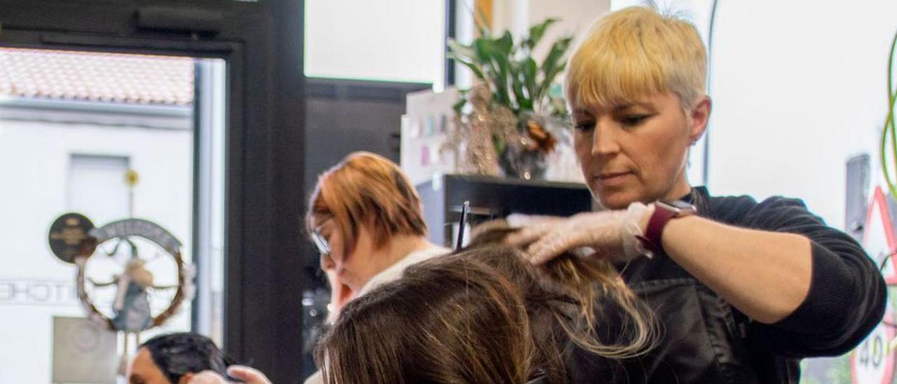 Carmen Gaiteiro acicala a una clienta en su peluquería. //Bernabé