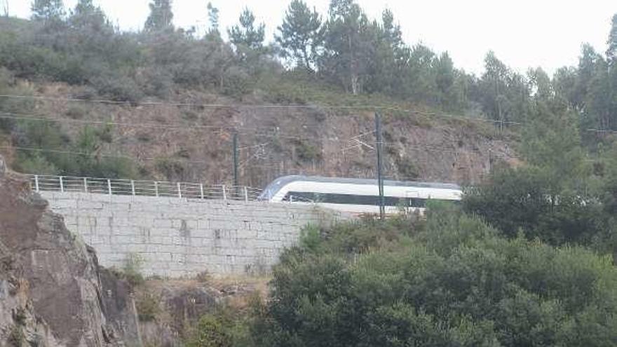 Un tren atraviesa la zona de las antiguas canteras de Catoira, ayer.NP