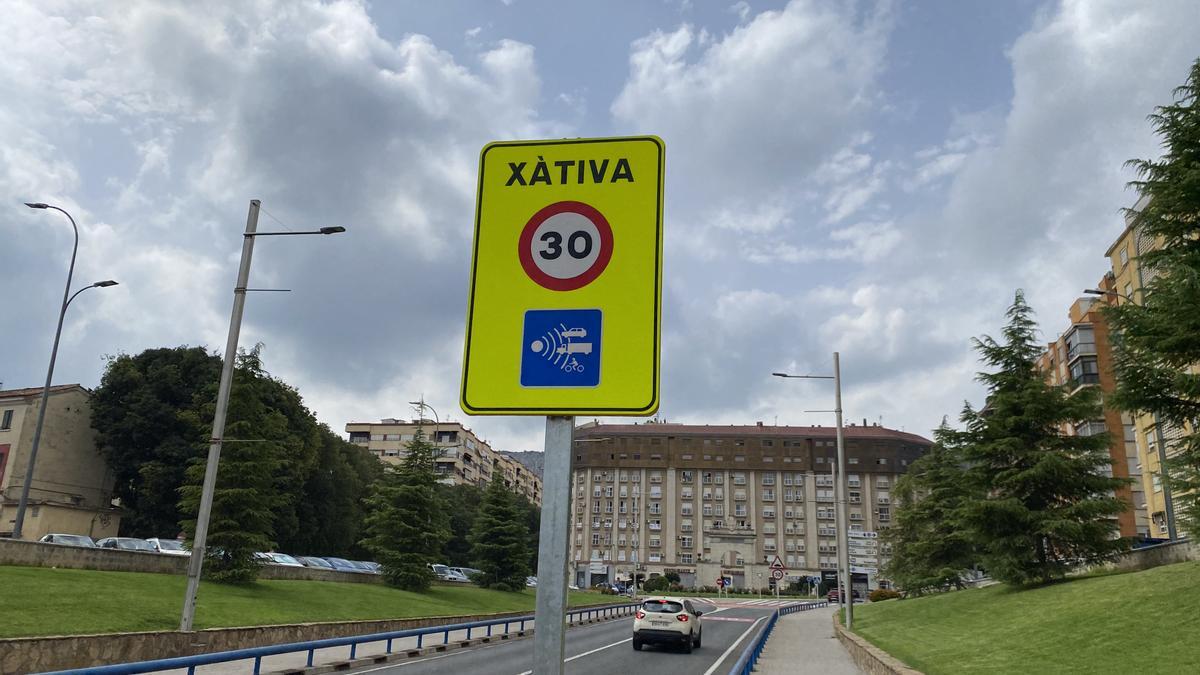 Señal de control de velocidad en la entrada a Xàtiva.