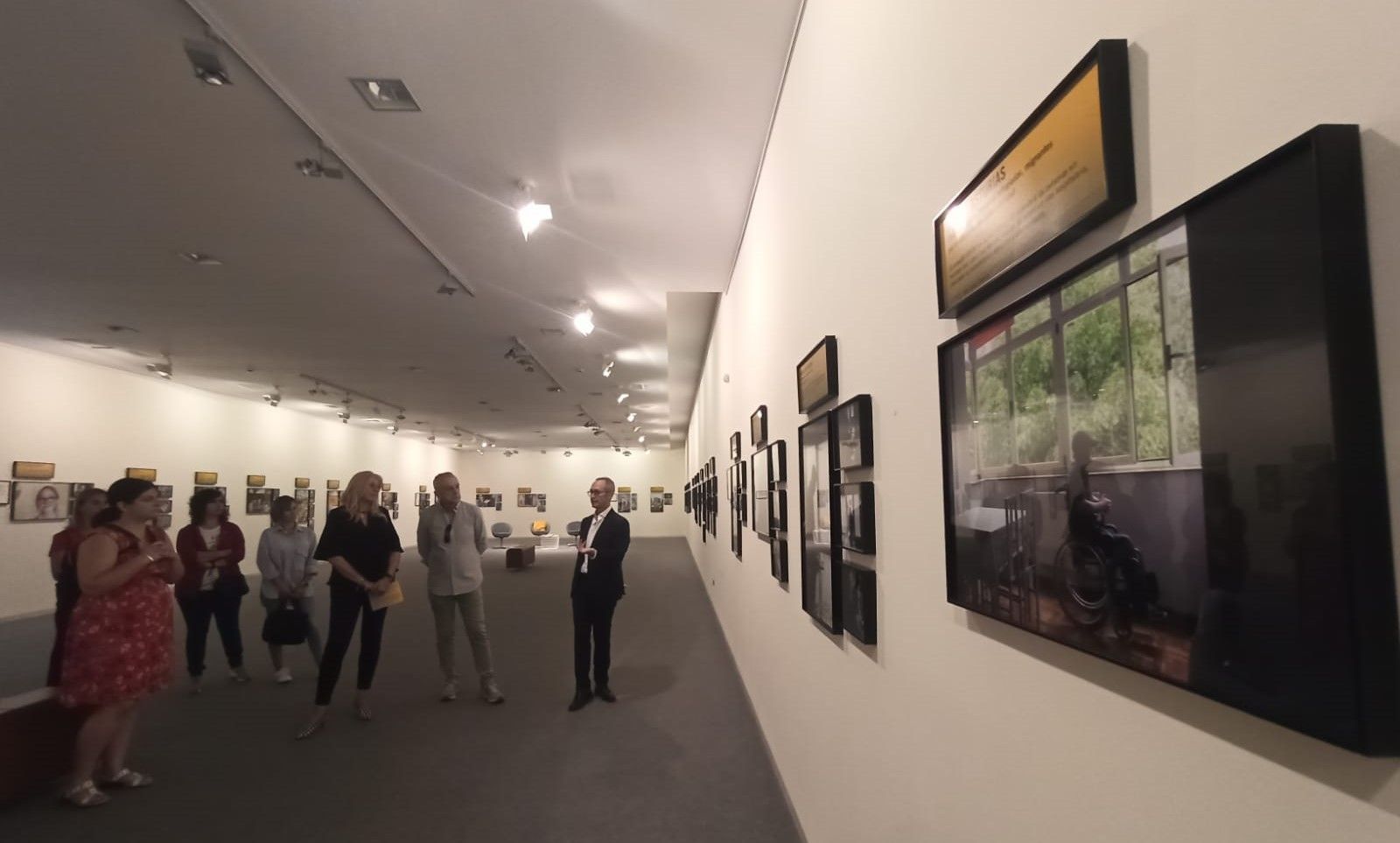 "Nuestros vecinos invisibles", la gran exposición sobre la acción social que se puede ver en Pola de Siero