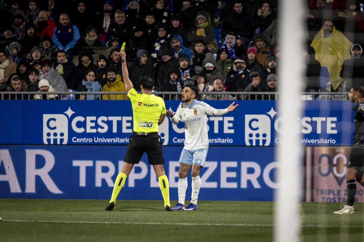 Eder Mallo amonesta a Tasende, al que debió expulsar después.