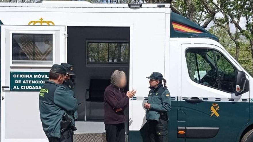 Oficina móvil de la Guardia Civil, durante una intervención.