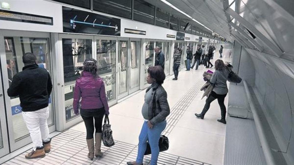 Llegada de un tren a la estación de La Salut, de la L-10, anteayer.