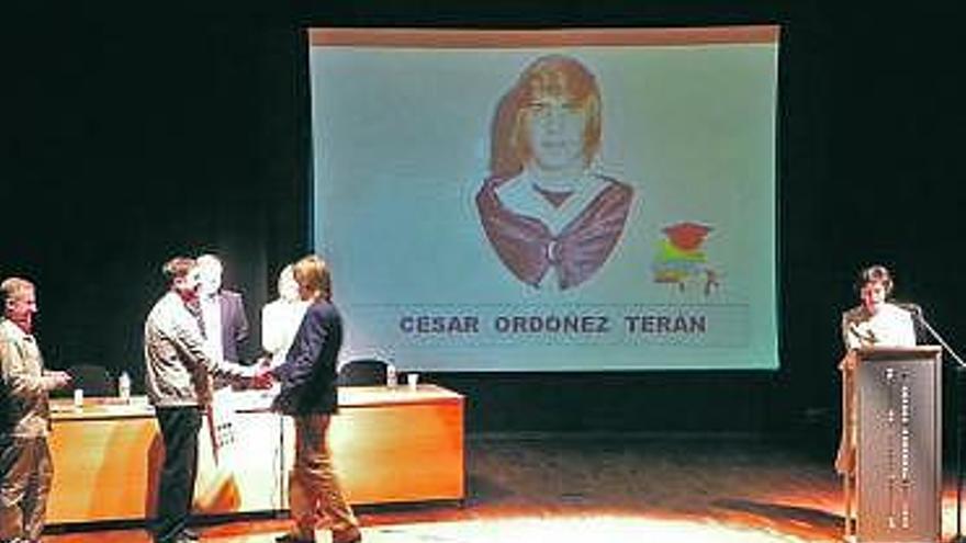 Uno de los alumnos, César Ordóñez, recoge su diploma.