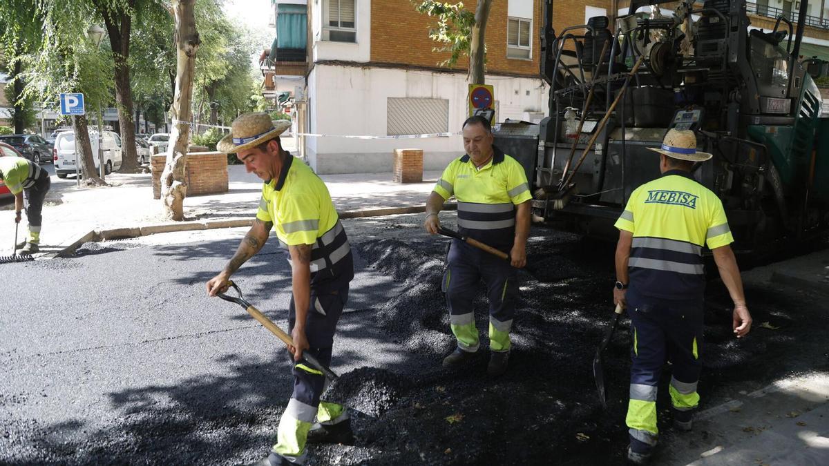 Trabajadores en tareas del Plan Asfalto, que se ha retomado a principios del mes de junio.
