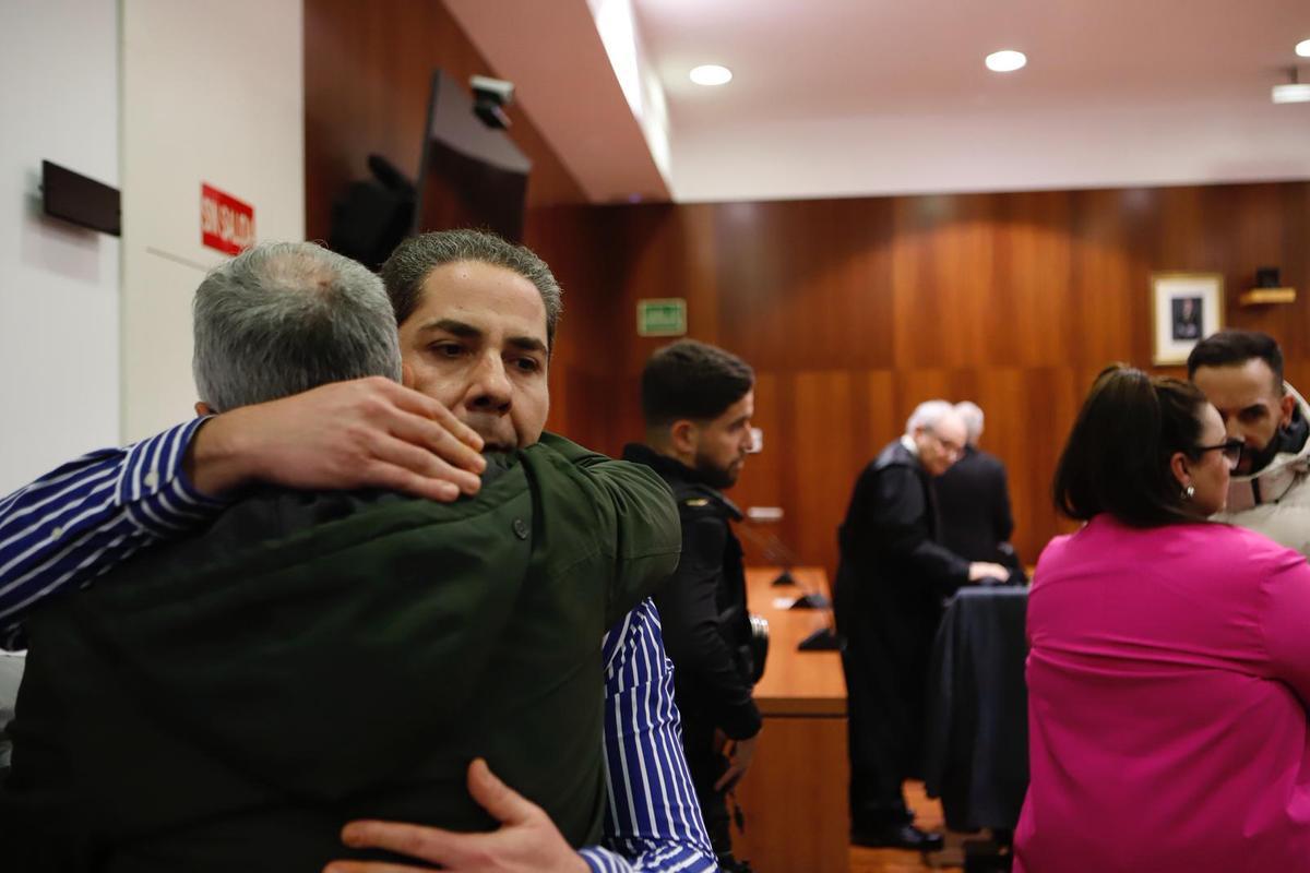 El funcionario de prisiones, David A. S., se abraza con un compañero tras conocer el veredicto de no culpabilidad en la Audiencia Provincial de Zaragoza.