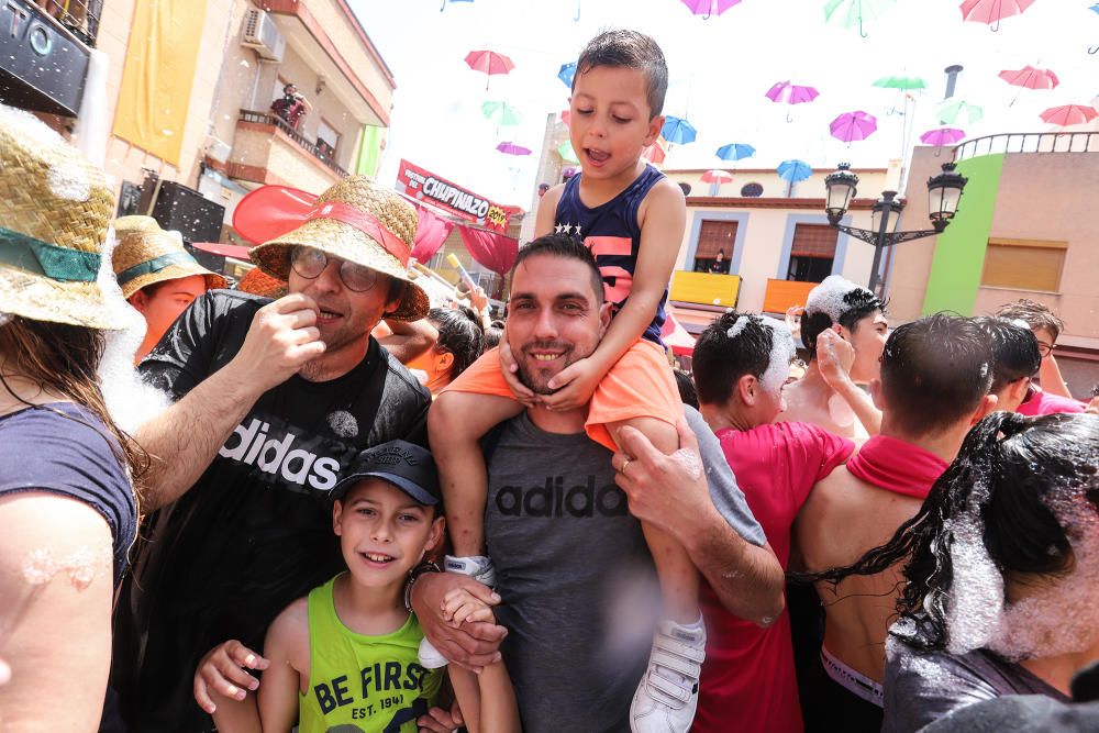 Los catralenses y muchos vecinos de la Vega Baja estallan en alegría y fiesta para iniciar las celebraciones de San Juan con el chupinazo