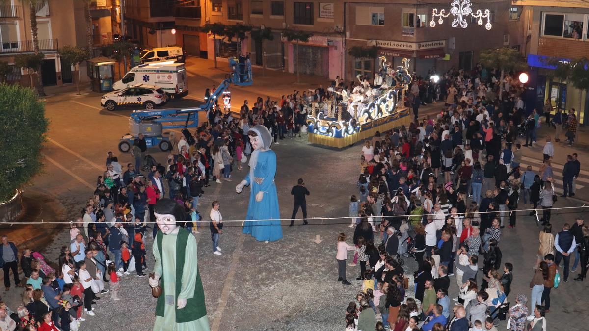 Cientos de vecinos han salido a la calle para disfrutar del desfile de carrozas.