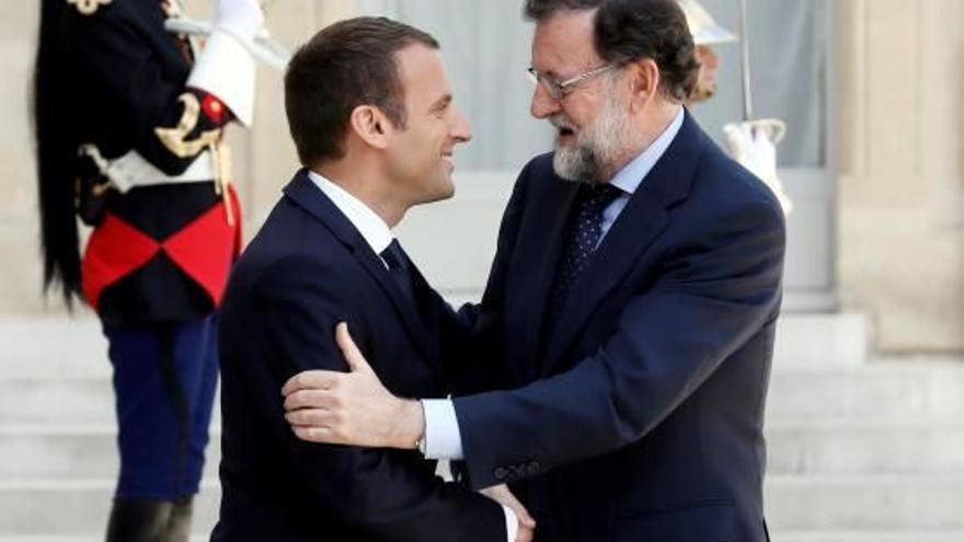 Emmanuel Macron i Mariano Rajoy se saluden a l&#039;entrada a l&#039;Elisi, a París.