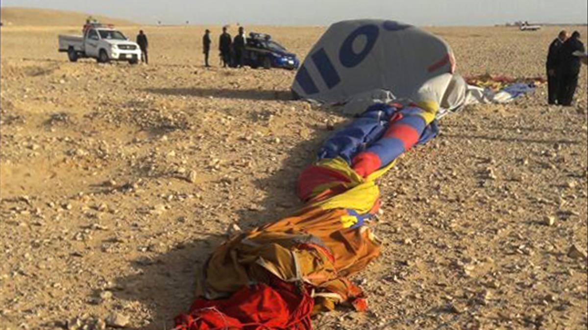 zentauroepp41480510 the remains of a hot air balloon are seen on the ground near180105112235