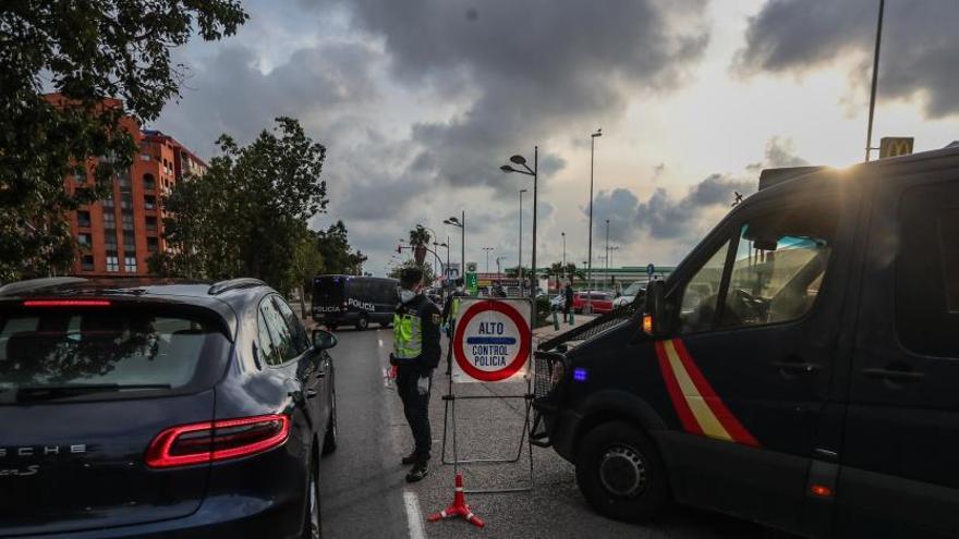 Control de la Policía, durante el pasado viernes para controlar desplazamientos.