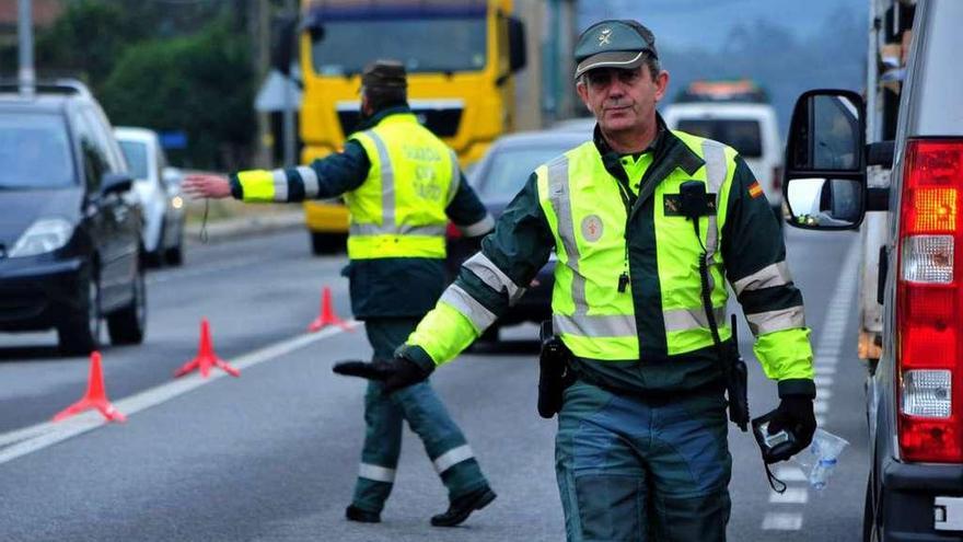 Un control anterior de Tráfico en la carretera PO-531 a su paso por Baión. // Iñaki Abella