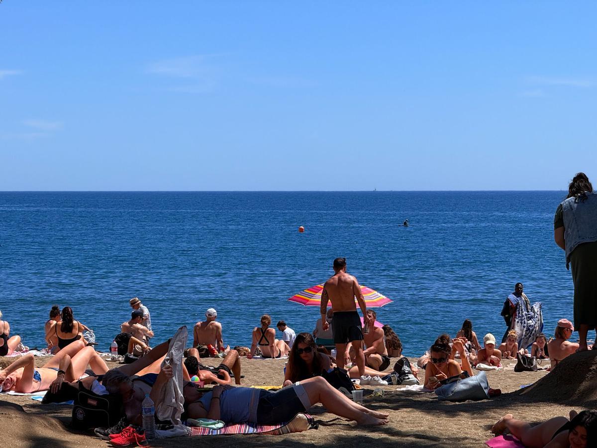 La playa de la Malagueta se llena de gente por el aumento de temperaturas este mes de abril La playa de la Malagueta se llena de gente por el aumento de temperaturas este mes de abril