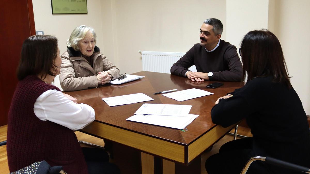 Fina Rey, segunda esquerda, e Daniel Pérez, asinaron o convenio.
