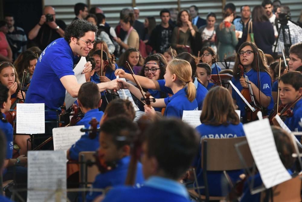 Gustavo Dudamel, con 200 niños músicos de A Coruña