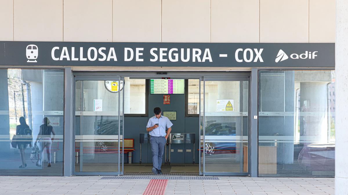 Acceso principal a la estación Callosa de Segura-Cox de Adif