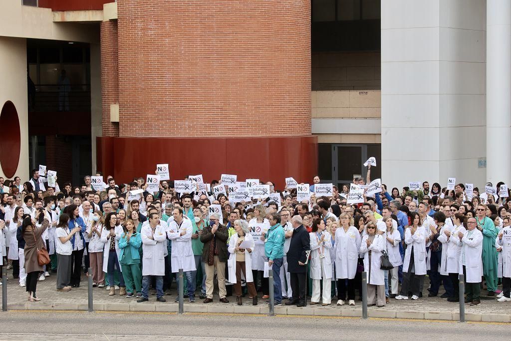 La protesta de los médicos contra el Estatuto Marco de Sanidad a las puertas de la Arrixaca, en imágenes