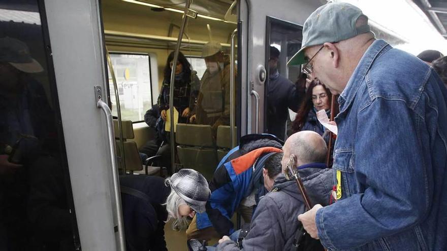 Lucas Morán, accediendo al tren en silla de ruedas.