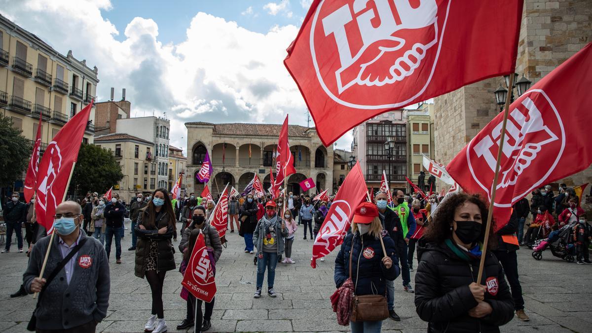 Una manifestación de los sindicatos Comisiones Obreras y UGT en Zamora.