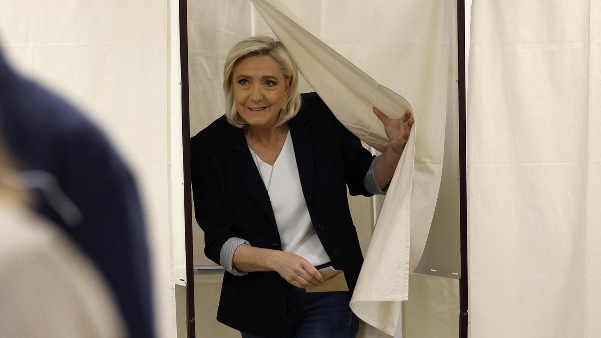 La líder de Reagrupación Nacional Marine Le Pen, tras votar este domingo en Henin-Beaumont, población del norte de Francia.