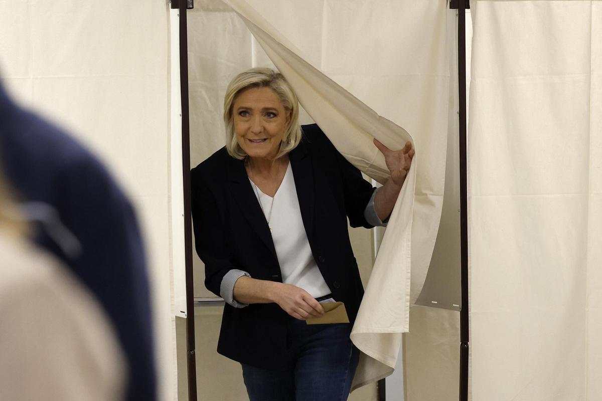 La líder de Reagrupación Nacional Marine Le Pen, tras votar este domingo en Henin-Beaumont, población del norte de Francia.