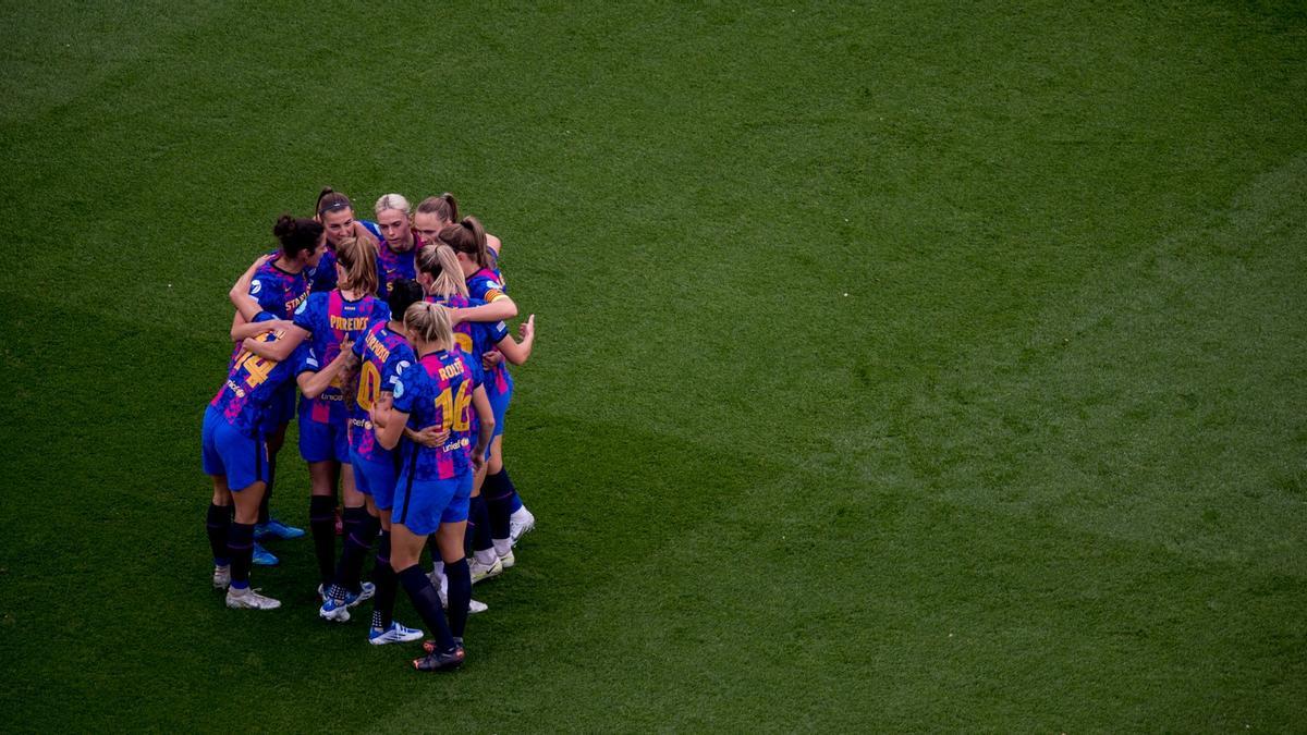 Las jugadoras del Barça celebran el 2-0 de Graham Hansen al Wolfsburgo en el Camp Nou.