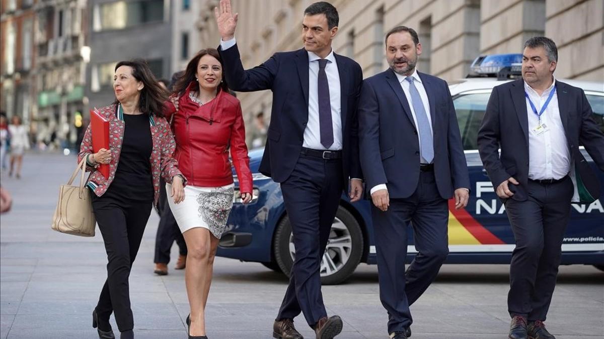Pedro Sánchez llega al Congreso junto a sus principales colaboradores, este viernes.