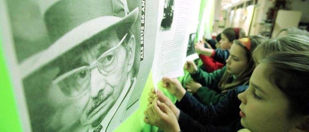 Acto de homenaje a Enric Valor en una escuela.