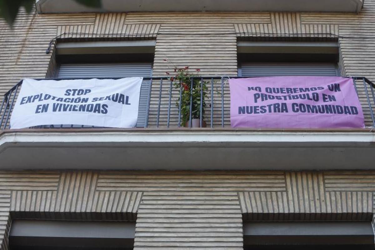 Dos de los lemas que se pueden leer en las pancartas desplegadas en los pisos. | ANDREEA VORNICU
