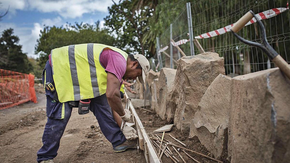 Un trabajador de la obra de restauración del parque La Granja, en Santa Cruz de Tenerife.