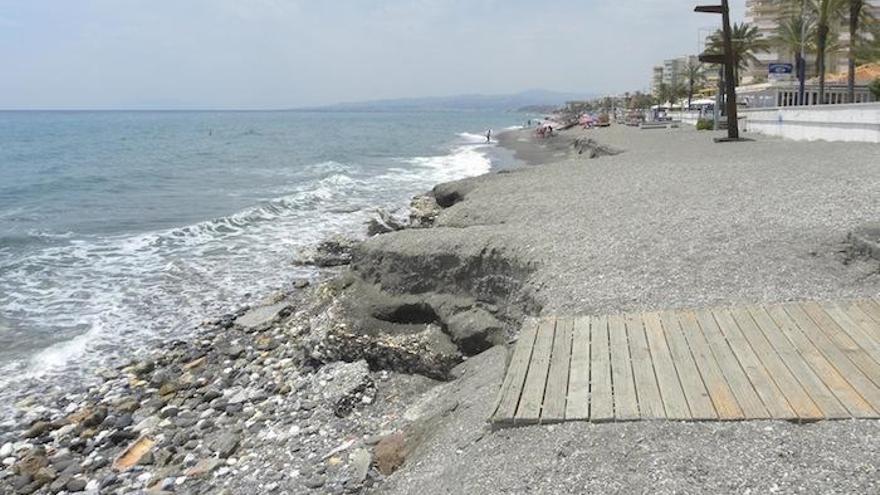 Vista del extremo más oriental de la playa de Ferrara, otra vez azotada por un temporal.